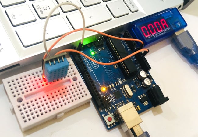 Arduino weather station with sleep mode enabled showing reduced power consumption measurements on USB ammeter
