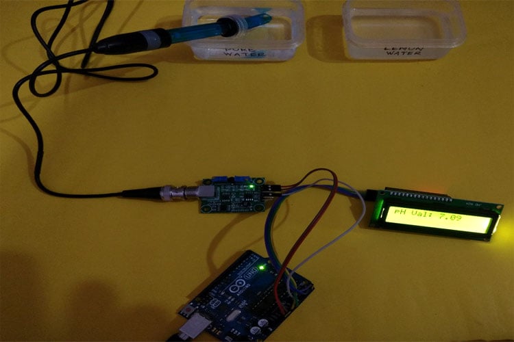 Arduino pH meter displaying neutral pH reading of 7.0 when testing pure distilled water