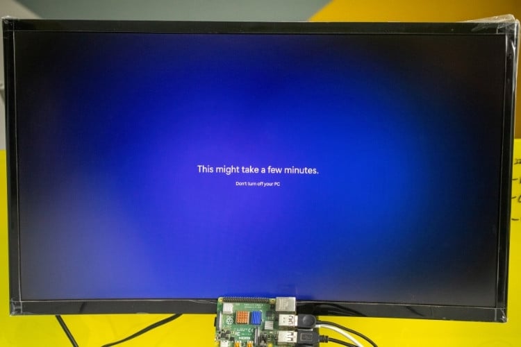 Windows 11 preparing your desktop screen during final setup stage on Raspberry Pi