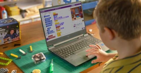 Quarky Intellio AI Module with Educational Robots