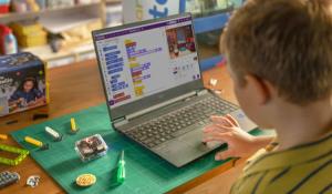 Quarky Intellio AI Module with Educational Robots